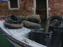 В Венеции водолазы устроили генеральную уборку