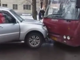 В Cумах автобус с пассажирами столкнулся с двумя внедорожниками