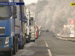 Больше недели в пробке и очереди проводят дальнобойщики на Закарпатье