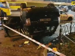 В Киеве машина упала с моста на тротуар