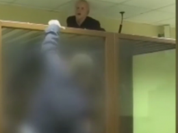 У Москві підозрюваний на очах поліцейських вибрався з-за ґрат і проліз під підвісну стелю