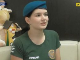 В Черкассах 16-летняя модель тренируется в кружке морских пехотинцев
