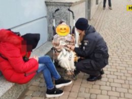 В Черновцах пьяная женщина спала на улице, а ее двухлетний ребенок бегал вдоль дороги