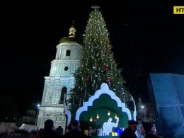 В Киеве зажгли огни на новогодней елке
