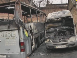 4 автобуса сгорели дотла на одном из транспортных предприятий Луцка