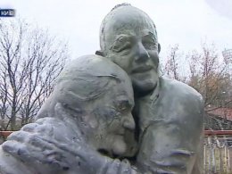 В Киеве вандалы изуродовали скульптуру "История любви"