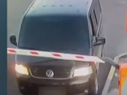 В Одесі водій мікроавтобуса зніс шлагбаум і вдерся до міжнародного аеропорту