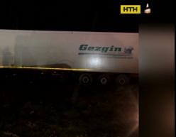 На Львівщині водій мікроавтобуса протаранив фуру, 2 людей загинули