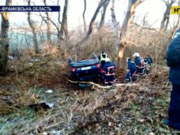 На Прикарпатье авто слетело с дороги: 2 человека погибли