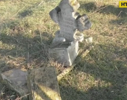 В Херсоне вандалы разбили несколько десятков могил на старинном кладбище