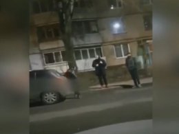 В Харькове подростки прямо на глазах у мужчины крушили его автомобиль
