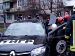 В Киеве на бульваре Перова, автомобиль на большой скорости влетел в остановку общественного транспорта