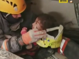 Після землетрусу в Туреччині врятували 2-річну дівчинку та її матір
