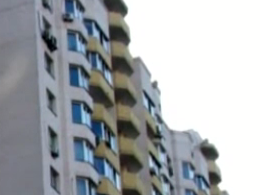 В Киеве из окна многоэтажки выпал мужчина