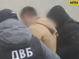 У Вінниці затримали поліцейського, який підбурював чоловіка дати слідчому хабар