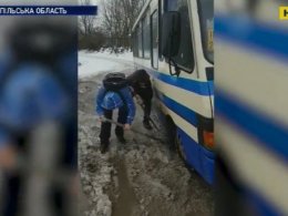 Дорога на Тернопільщині: автобус штовхають пасажири, а швидка їде полями