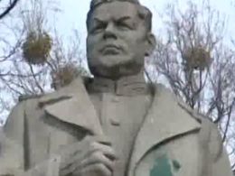 В центре Киева вандалы изувечили памятник генералу Николаю Ватутину