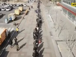 Тисячі людей вишикувалися в чергу по захисні маски в південнокорейському місті Тегу