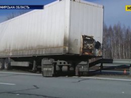 Двоє людей постраждали внаслідок зіткнення рейсового автобуса з фурою на Житомирщині