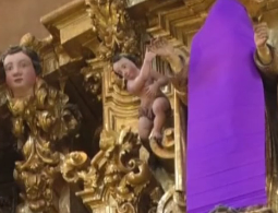 Священик християнського храму в Мехіко закрив усі жіночі скульптури фіолетовими накидками