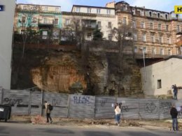 В Одессе жители исторического района города могут в любой момент упасть с 50-метровой скалы