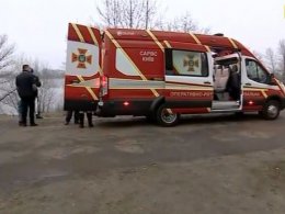 У Києві з Дніпра правоохоронці витягли частини людського тіла