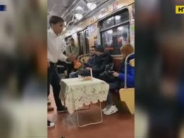 В Харькове в метро в одном из вагонов парень накрыл стол для незнакомки