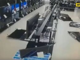 В России мужчина разбил 11 телевизоров в магазине техники