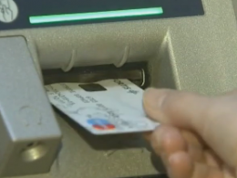 ВОЗ закликає людей відмовитися від готівки та перейти на розрахунок картками і смартфонами