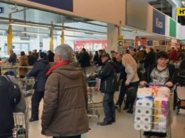 Через карантин та загрозу коронавірусу українці кинулися до супермаркетів і базарів