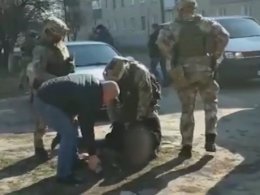 В Полтаве задержали двух молодых людей, которые с пистолетом ворвались в обменник