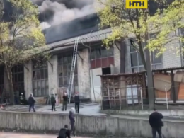 Полиция Киева расследует причины масштабного пожара на складах в Дарницком районе