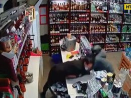 Злодій у масці пограбував крамницю у Луцьку