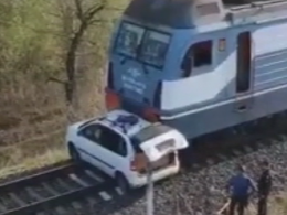 На Днепропетровщине грузовой поезд протаранил иномарку и убил двух человек