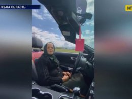 На Закарпатье 90-летняя бабушка стала звездой соцсетей после того, как села за руль кабриолета