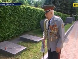 З військовими почестями та салютом прощалися з останнім з визволителів Полтави Борисом Лутіним