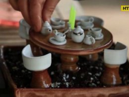 Жители Нью-Йорка спасаются от мыслей о коронавирусе, изготавливая миниатюрные сервизы на крошечном гончарном круге
