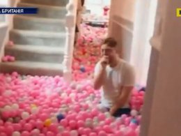 В бассейн с шариками превратил свой дом британский папа 4 дочерей