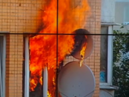В Одессе во время пожара с 9 этажа выпала женщина