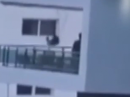 В Пуэрто-Рико отец сделал качелю для дочери на балконе 8 этажа