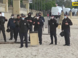 В Одесі люди вийшли проти орендаторів пляжу, які почали забудовувати зону відпочинку