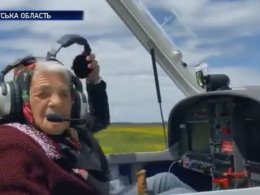 На Закарпатті 90-річна бабуся піднялась літаком у небо