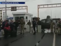 На перепускному пункті "Тиса" водії мікроавтобусів з Італії майже добу не могли потрапити додому