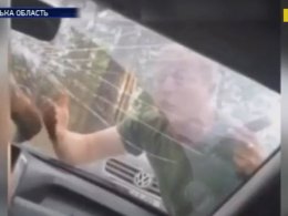 На Харківщині 5 чоловіків заблокували автомобіль із правоохоронцями та погрожували їм сокирою