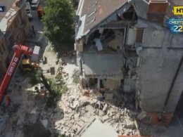 В Одесі рятувальники продовжують розбирати завали житлового будинку, який обвалився вночі