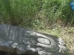 В Житомирской области вандалы изуродовали с десяток захоронений на кладбище