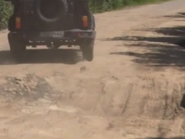 Водители и пассажиры Черкасской  области ежедневно в опасности из-за огромных ям на дороге