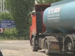 На Миколаївщині вантажівки перетворили відремонтовані дороги на сукупність асфальтних хвиль та ям