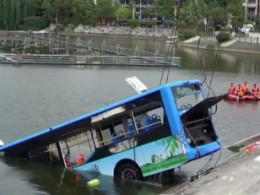 У Китаї автобус із дітьми злетів з мосту у воду, загинула 21 людина