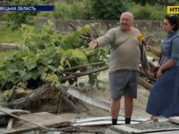 На Буковине селяне очищают от грязи свои дома, огороды и улицы